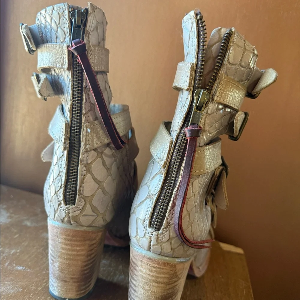 Freebird Bond Sandals - 7 - Picture 6 of 9
